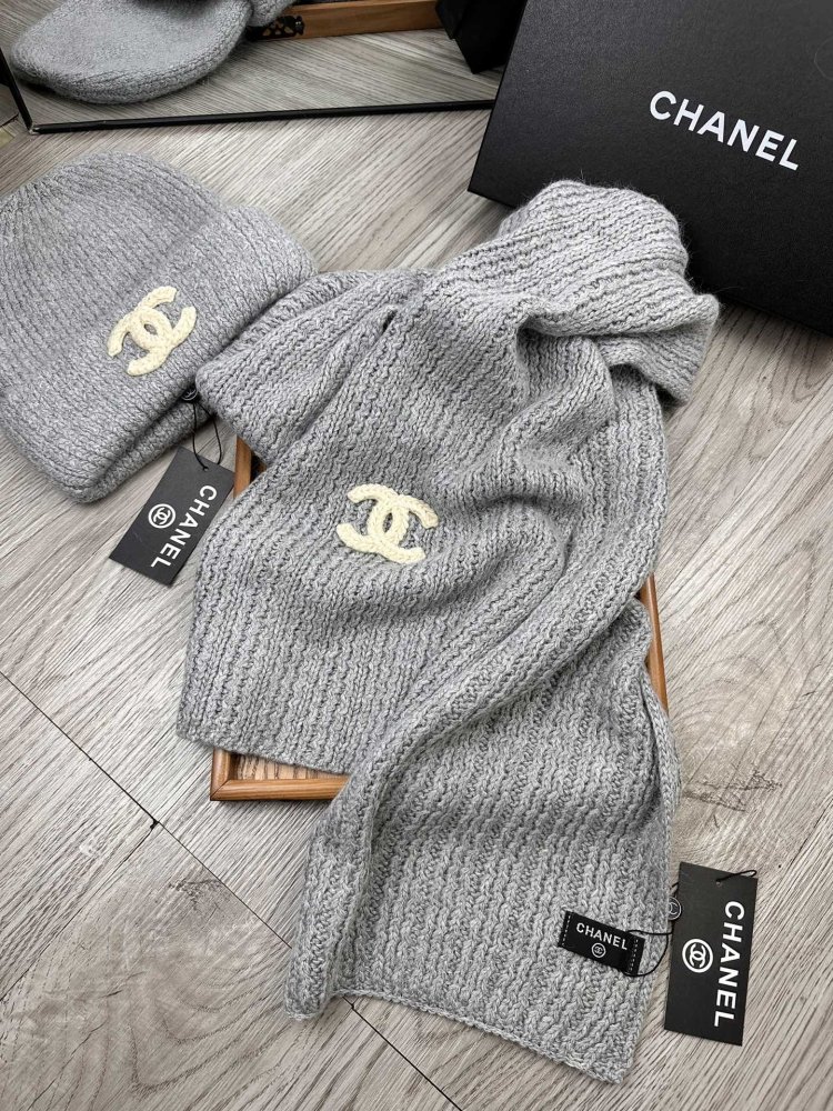 Комплект шерстяные шапка и шарф фото 5