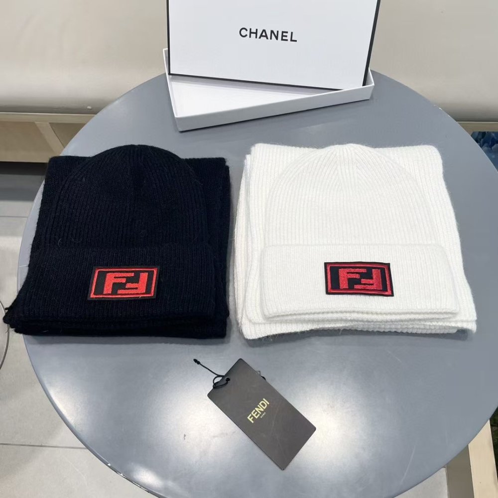 Комплект шерстяные шапка и шарф фото 5