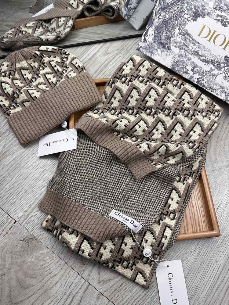 Комплект шерстяные шапка и шарф фото 5