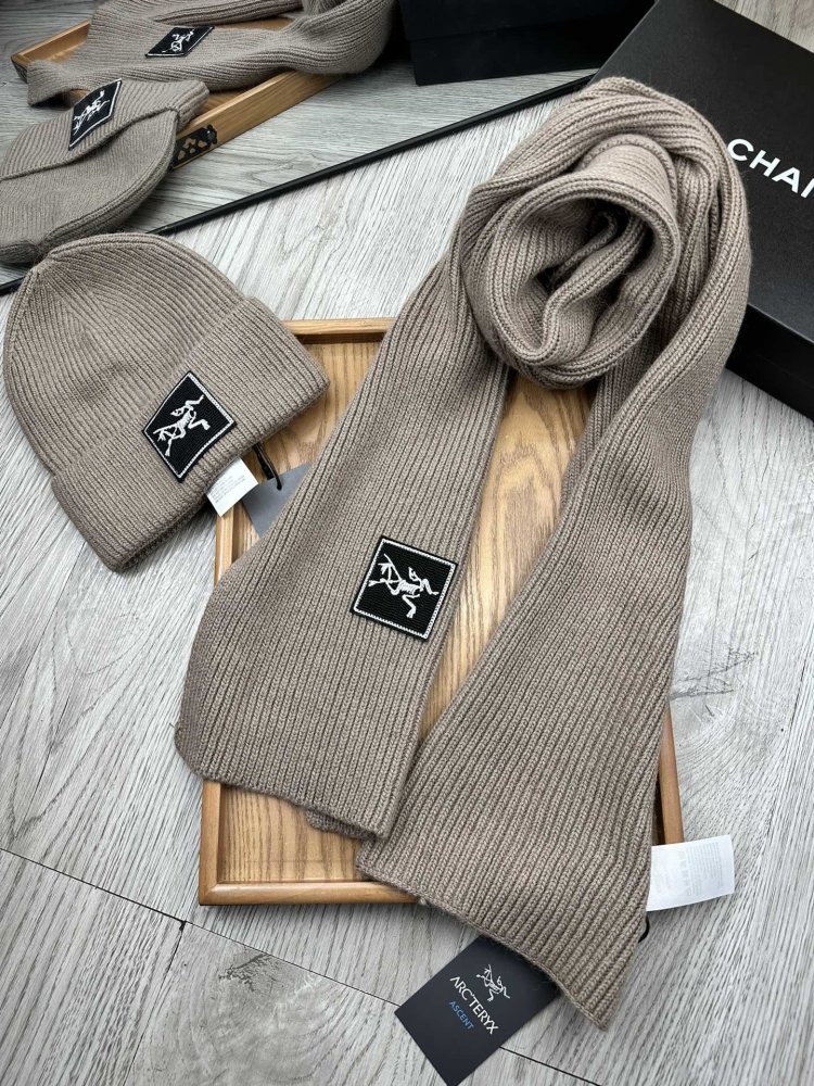 Комплект шерстяные шапка и шарф фото 8