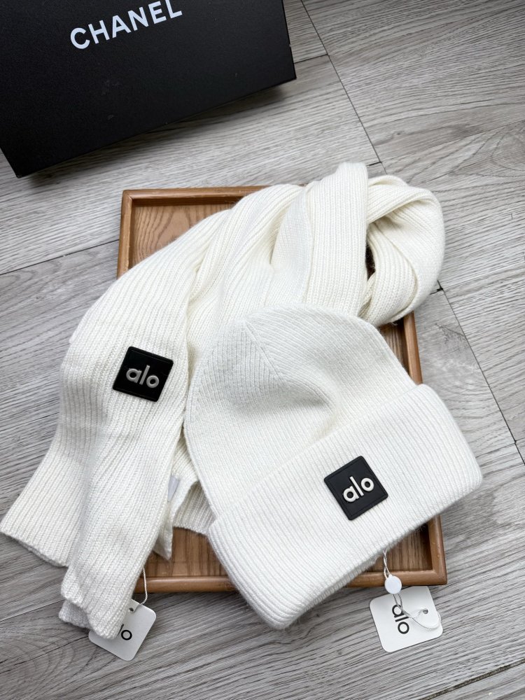 Комплект шерстяные шапка и шарф фото 9