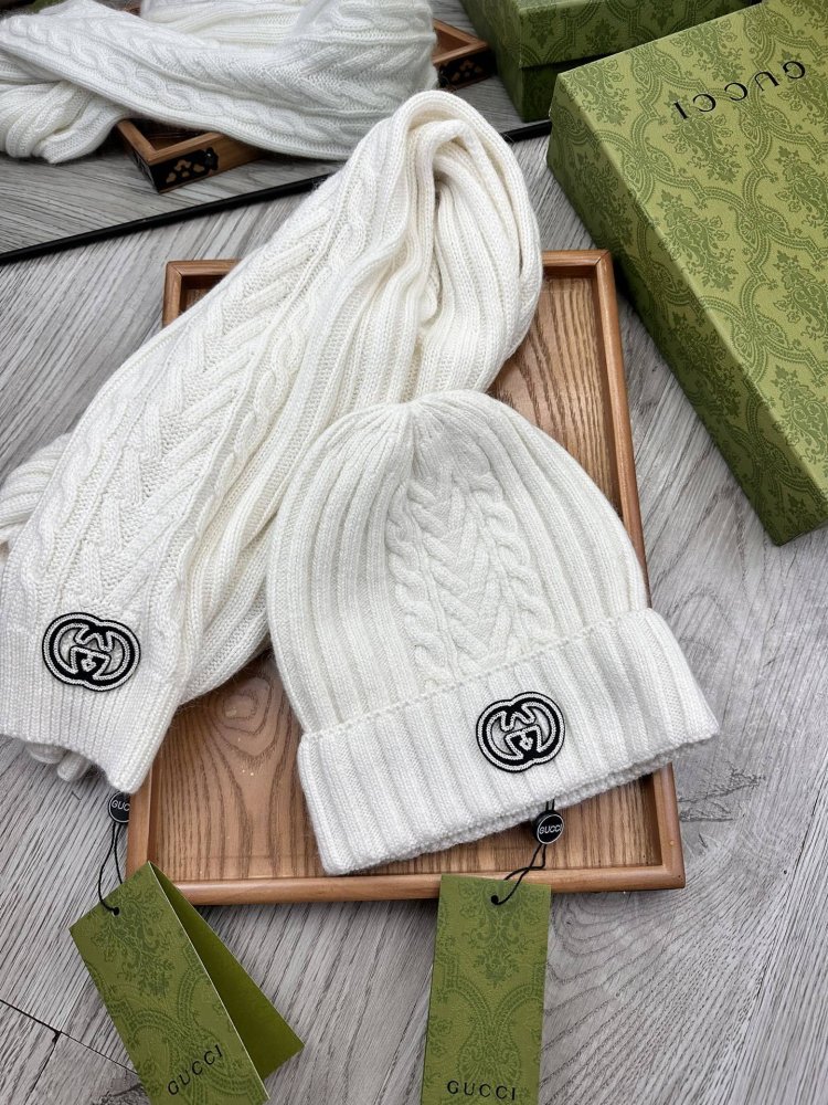 Комплект шерстяные шапка и шарф фото 9