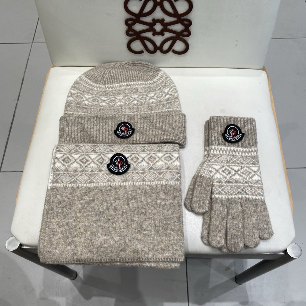 Комплект шерстяные шапка, шарф и перчатки