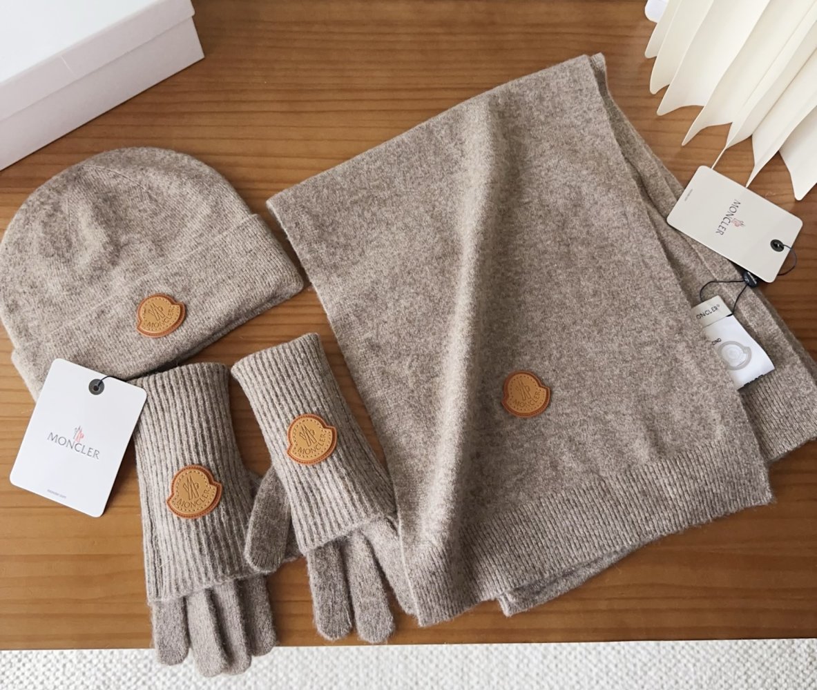 Комплект шерстяные шапка, шарф и перчатки фото 2