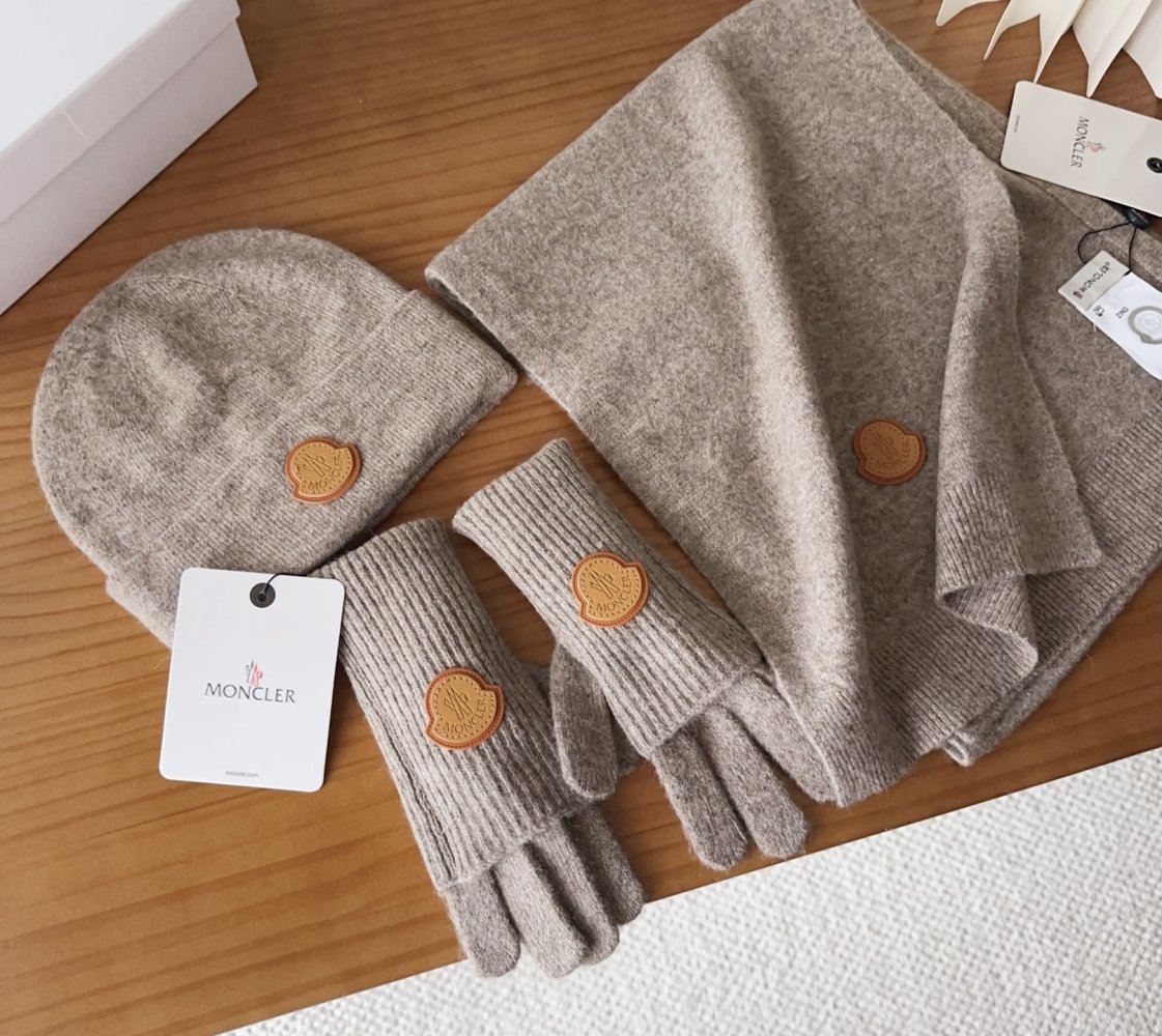 Комплект шерстяные шапка, шарф и перчатки фото 3