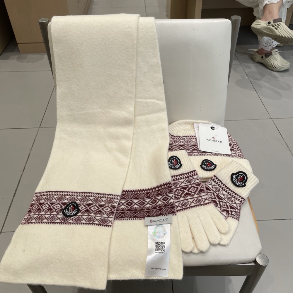 Комплект шерстяные шапка, шарф и перчатки фото 8