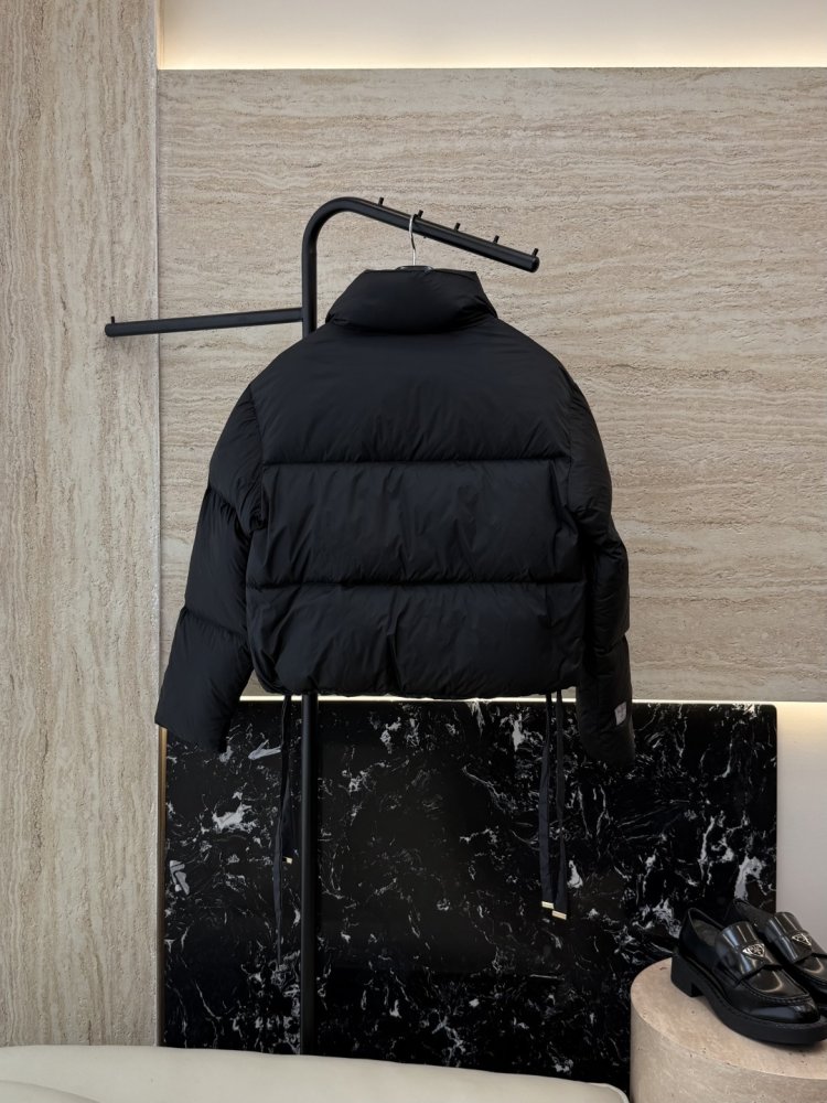 Короткая двусторонняя куртка пуховик с воротником стойкой фото 2