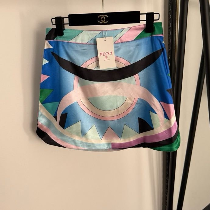 Короткая юбка с высокой талией