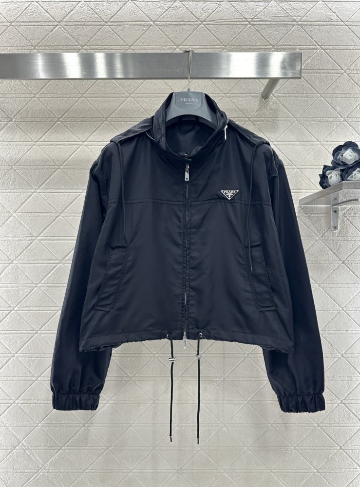 Short jacket on lace from clasp lightning