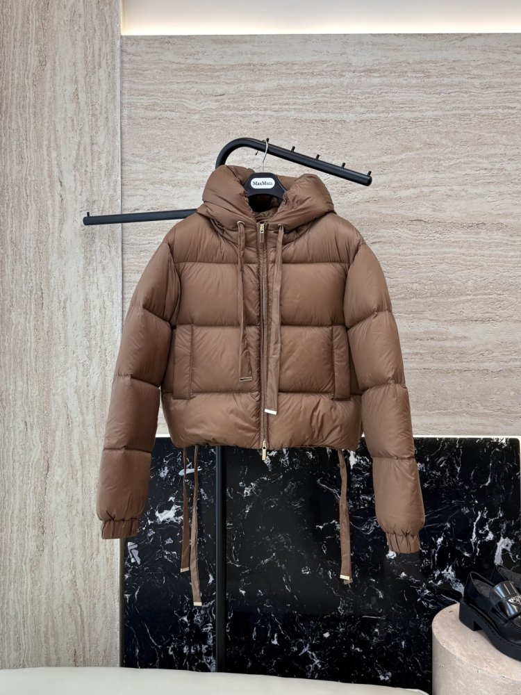 Короткая куртка пуховик с капюшоном