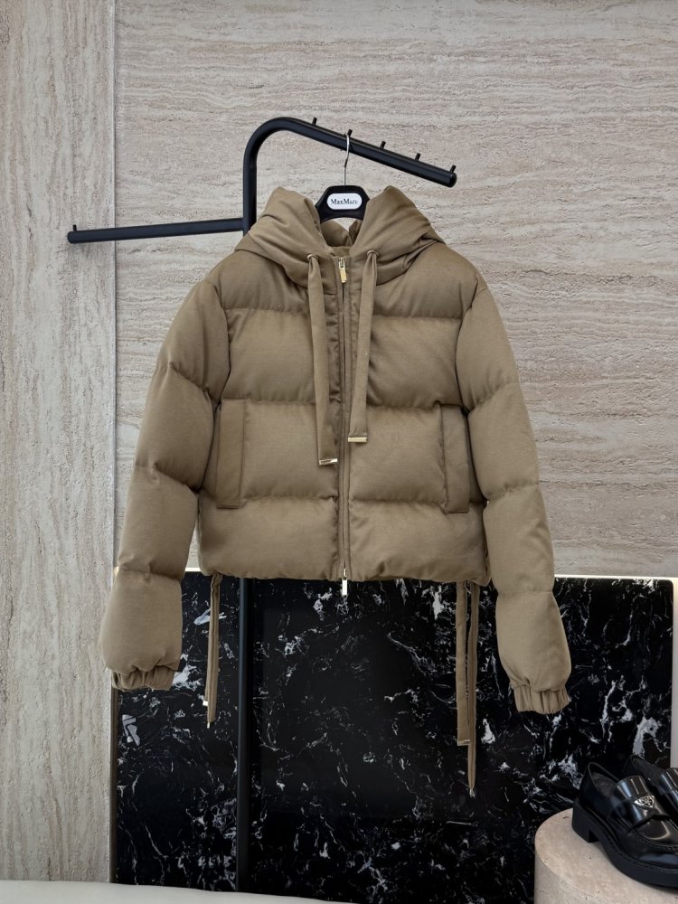 Короткая куртка пуховик с капюшоном