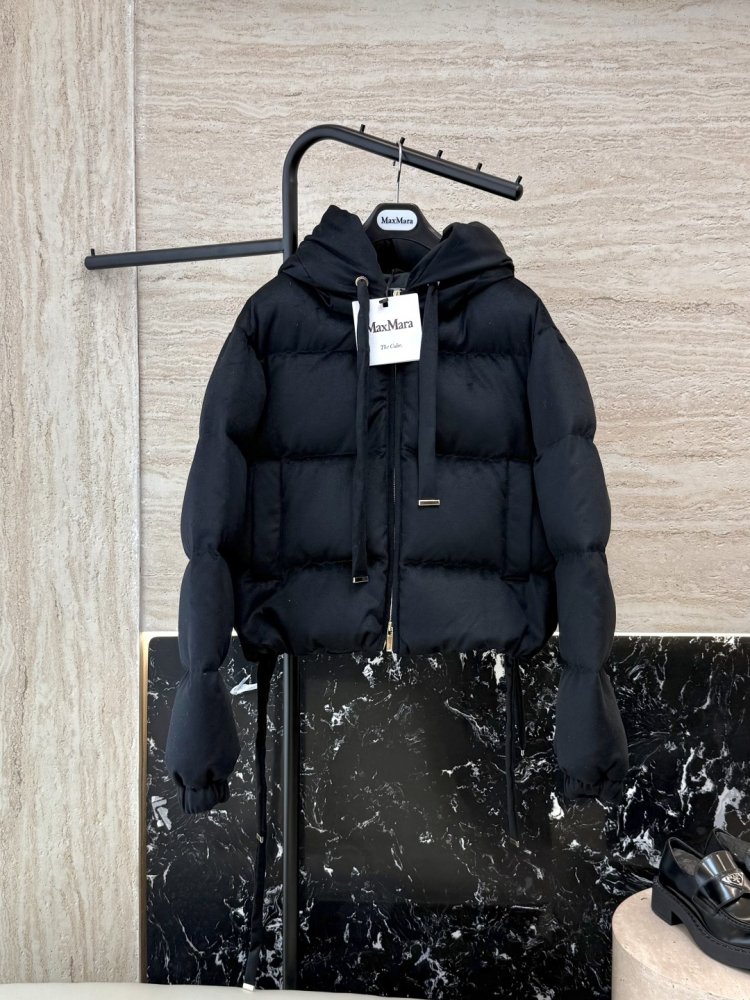 Короткая куртка пуховик с капюшоном