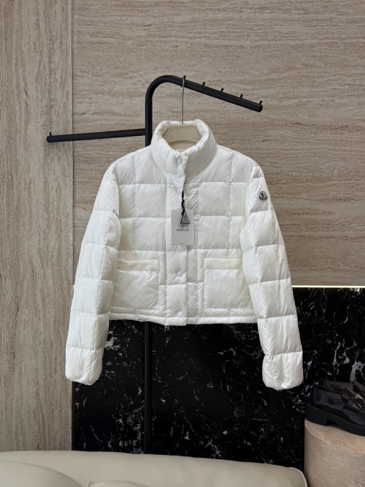 Короткая куртка пуховик с воротником стойкой