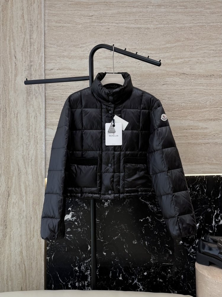 Короткая куртка пуховик с воротником стойкой