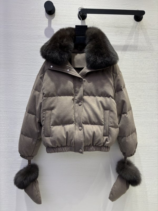 Коротка пухова куртка з великим знімним коміром з лисячого хутра