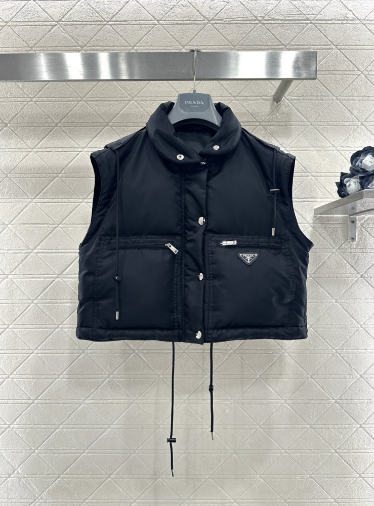 Short vest on feathers