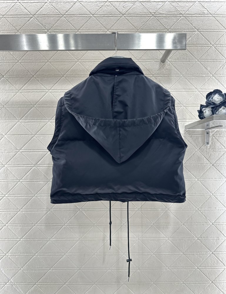 Short vest on feathers фото 2