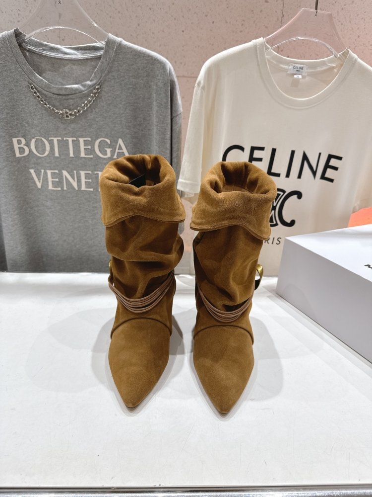 Короткі шкіряні чоботи на підборах