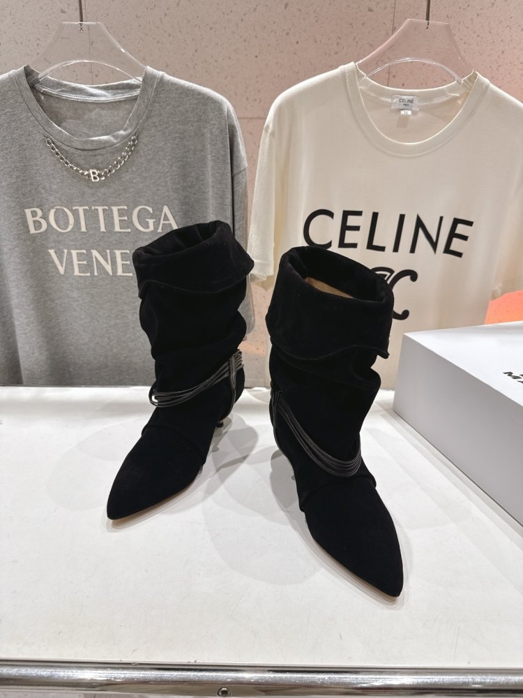 Короткі шкіряні чоботи на підборах