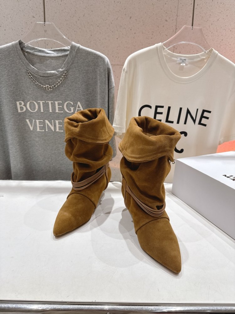 Короткі шкіряні чоботи на підборах фото 2