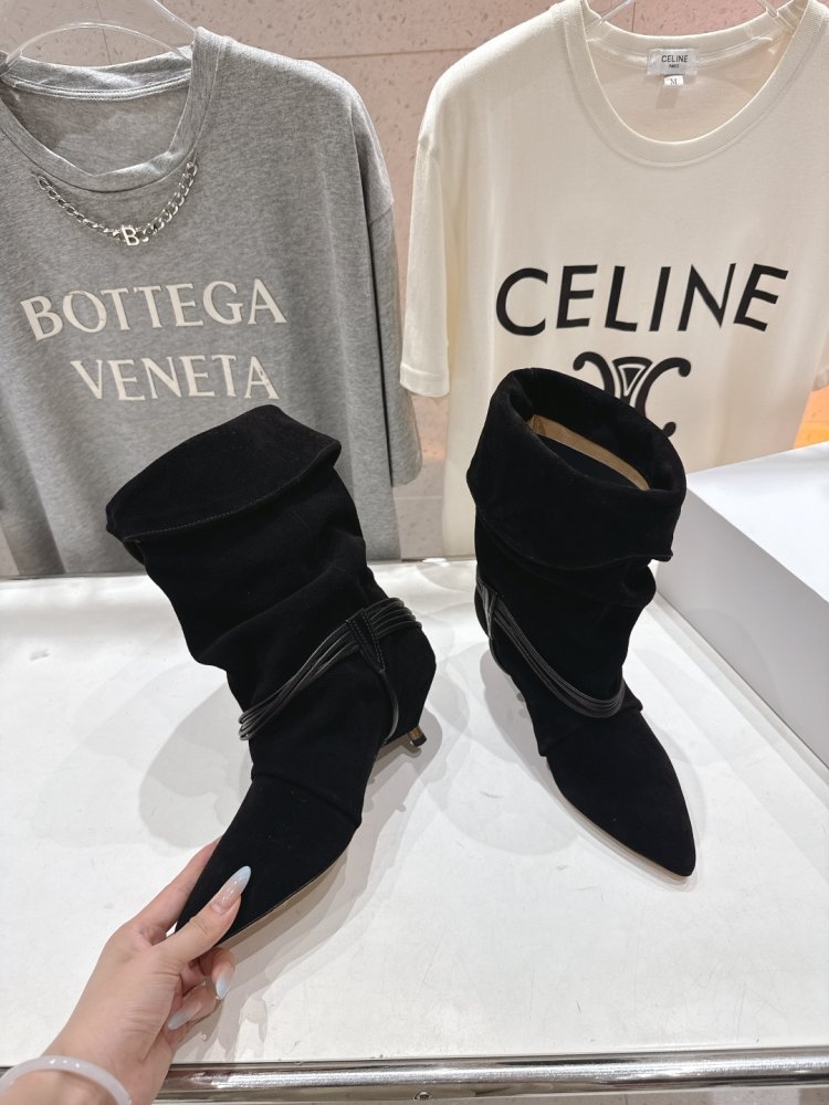 Короткі шкіряні чоботи на підборах фото 3