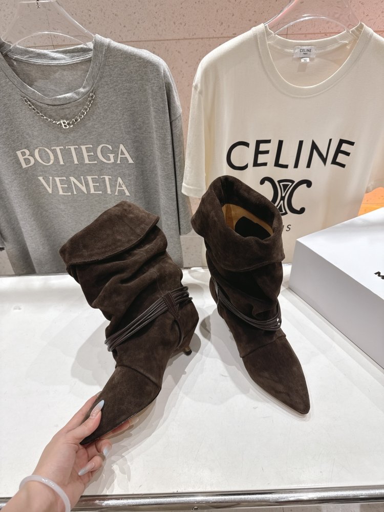 Короткі шкіряні чоботи на підборах фото 4