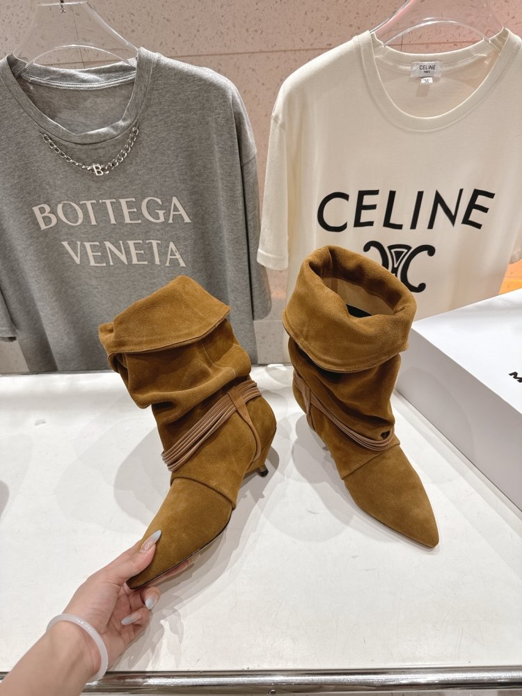 Короткі шкіряні чоботи на підборах фото 4