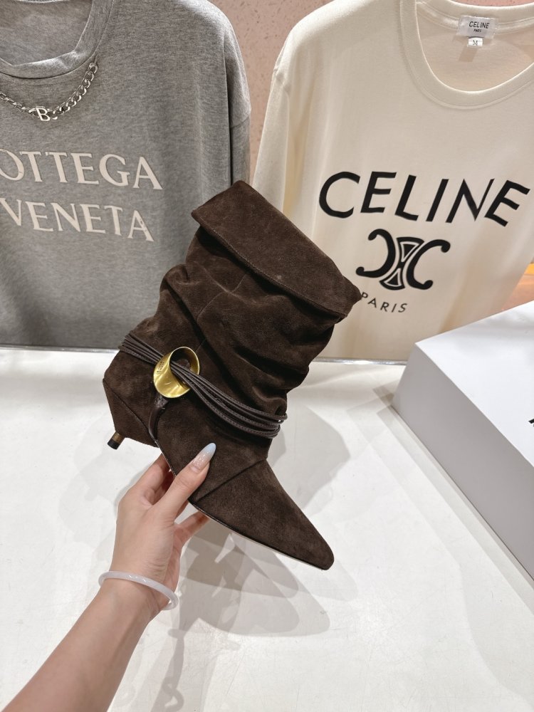 Короткі шкіряні чоботи на підборах фото 5