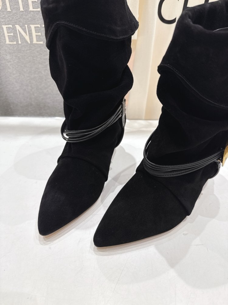 Короткі шкіряні чоботи на підборах фото 5