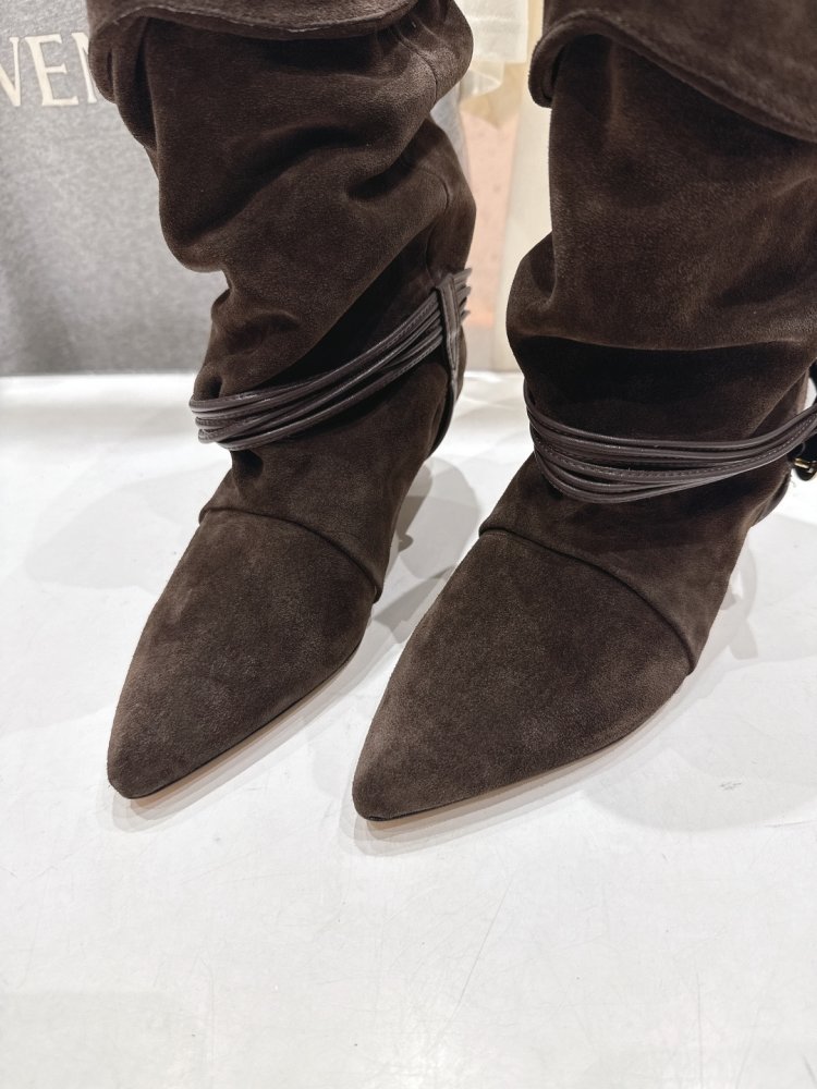 Короткі шкіряні чоботи на підборах фото 6