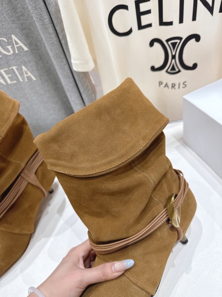 Короткі шкіряні чоботи на підборах фото 7