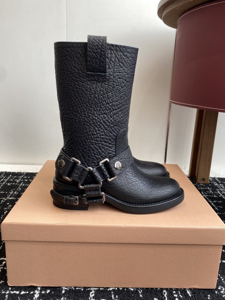 Короткие кожаные сапоги женские