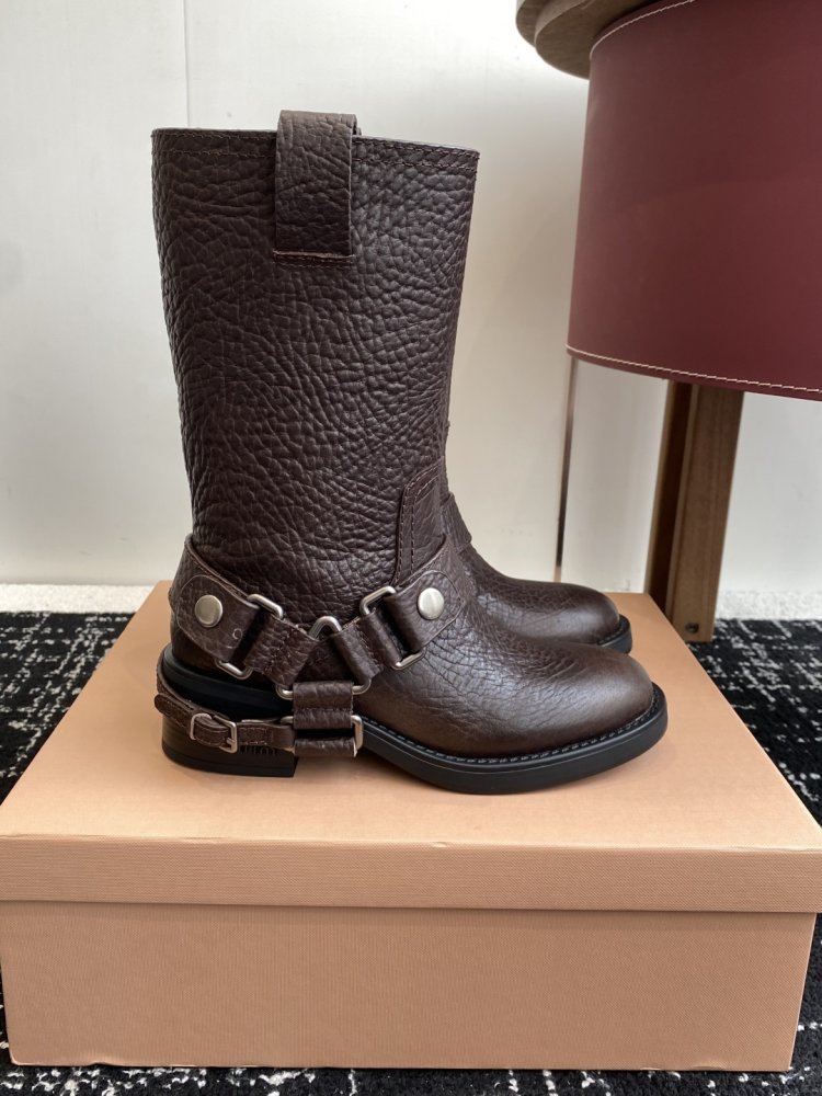 Короткие кожаные сапоги женские