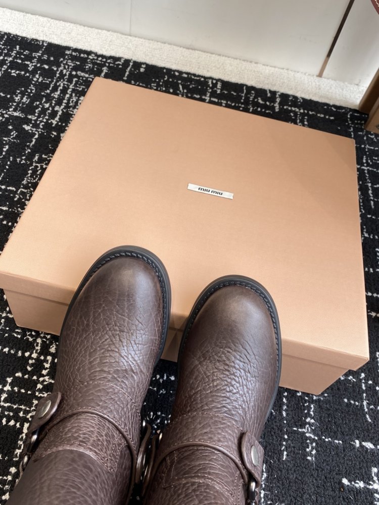 Короткие кожаные сапоги женские фото 7