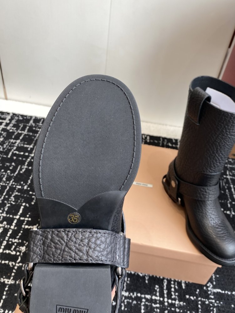 Короткие кожаные сапоги женские фото 9