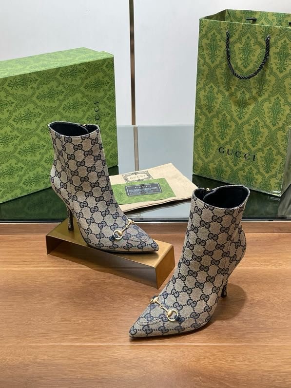 Короткие сапоги на высоком каблуке с пряжкой Horsebit