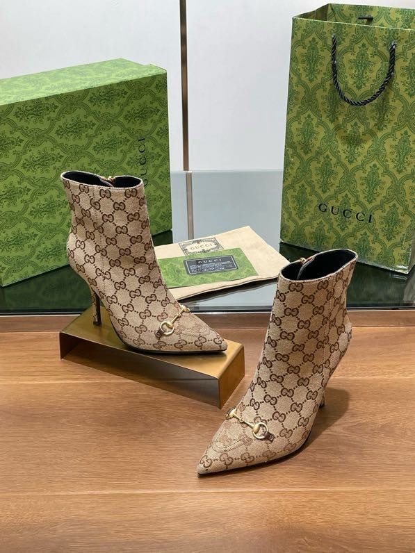 Короткие сапоги на высоком каблуке с пряжкой Horsebit