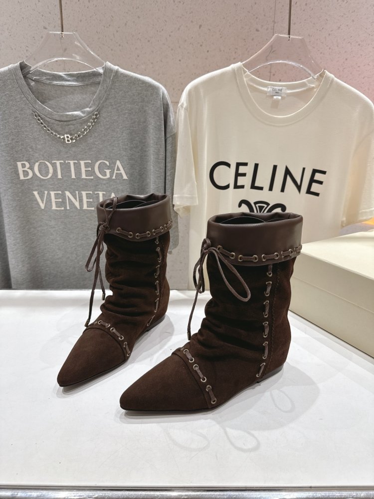 Короткие женские саопги со шнуровкой до середины голени