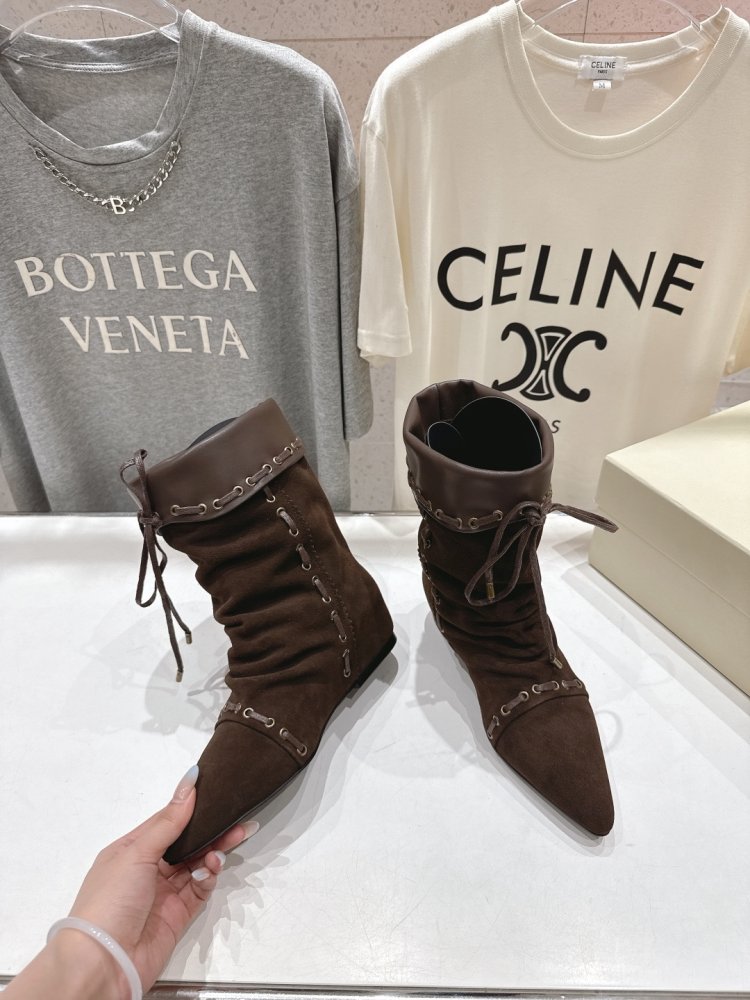 Короткие женские саопги со шнуровкой до середины голени фото 4