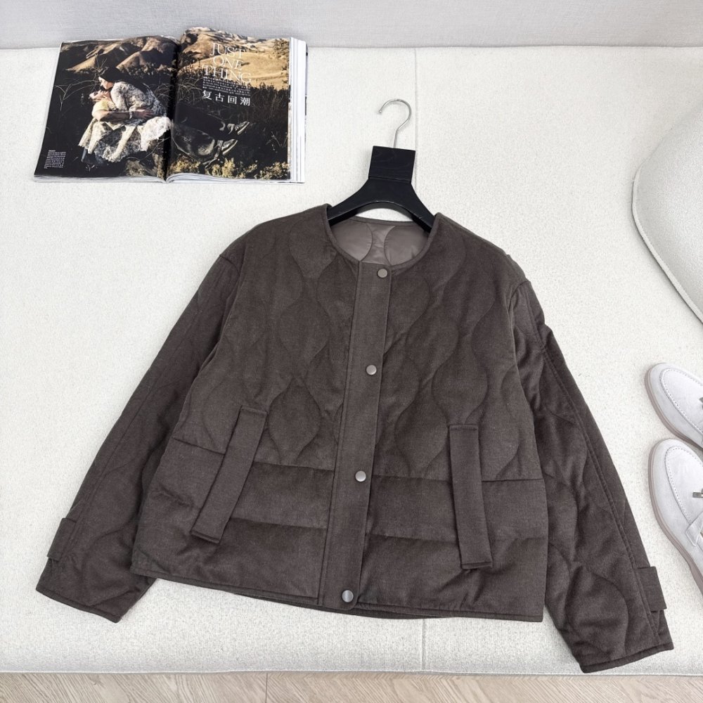 Короткий кашемировый пуховик с круглым вырезом