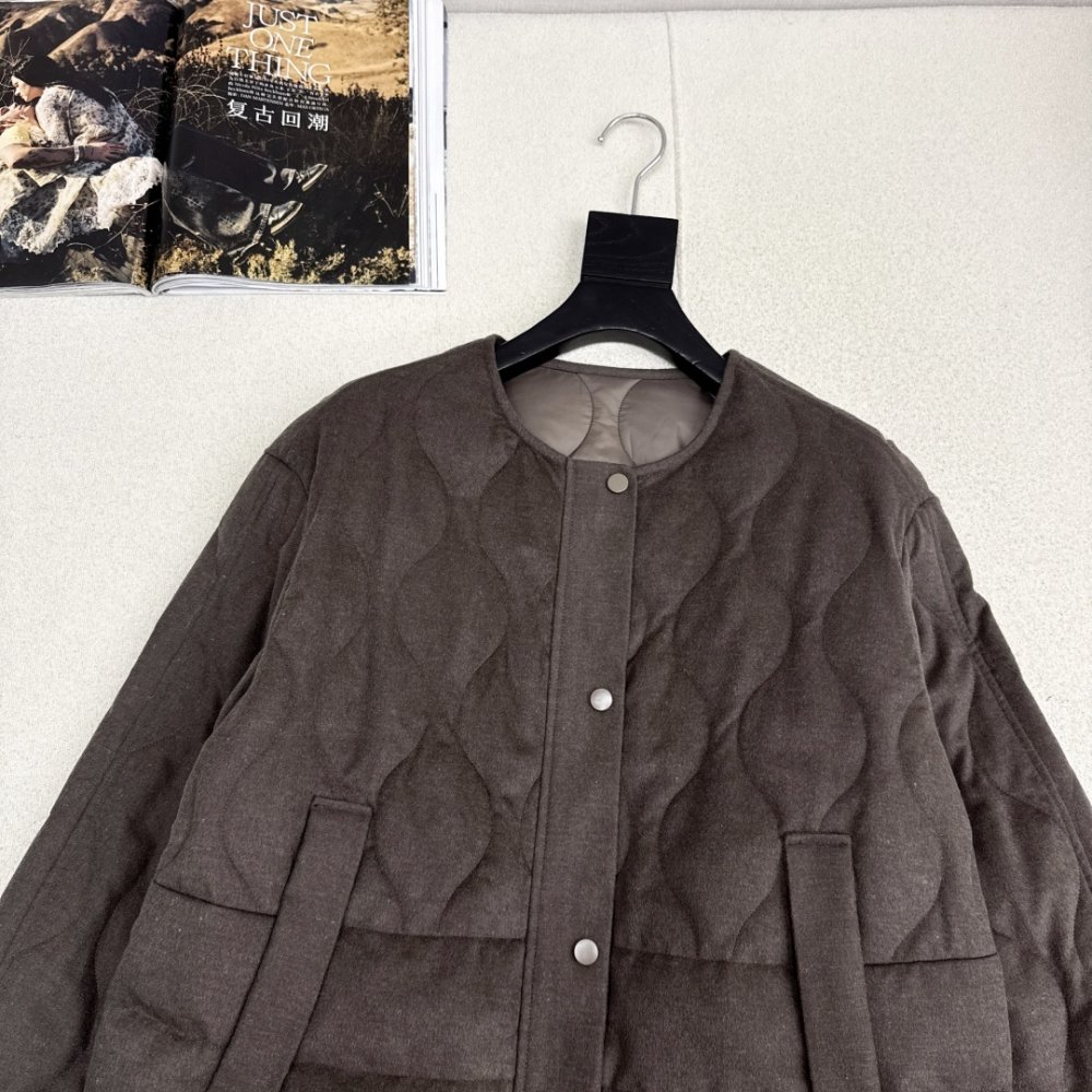 Короткий кашемировый пуховик с круглым вырезом фото 2