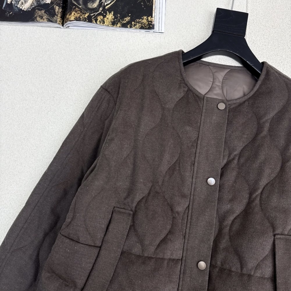 Короткий кашемировый пуховик с круглым вырезом фото 3