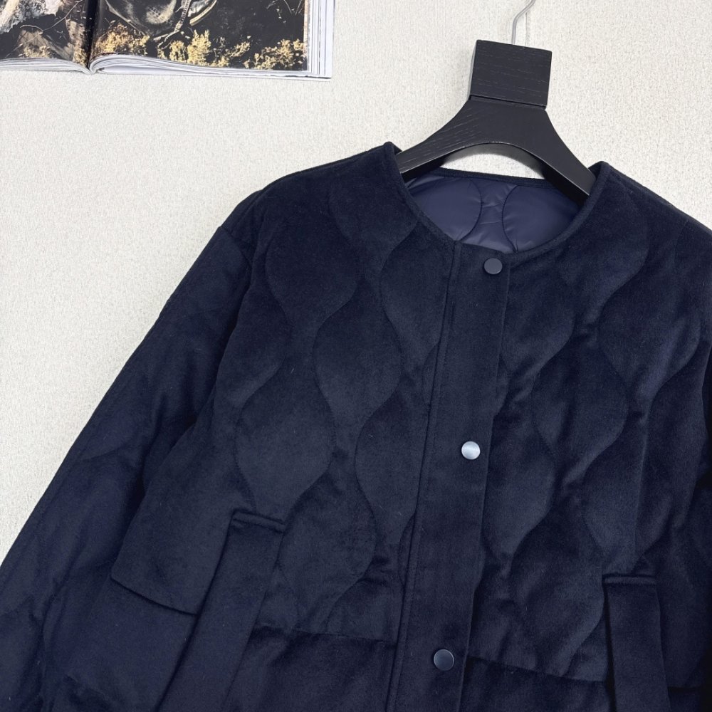 Короткий кашемировый пуховик с круглым вырезом фото 3