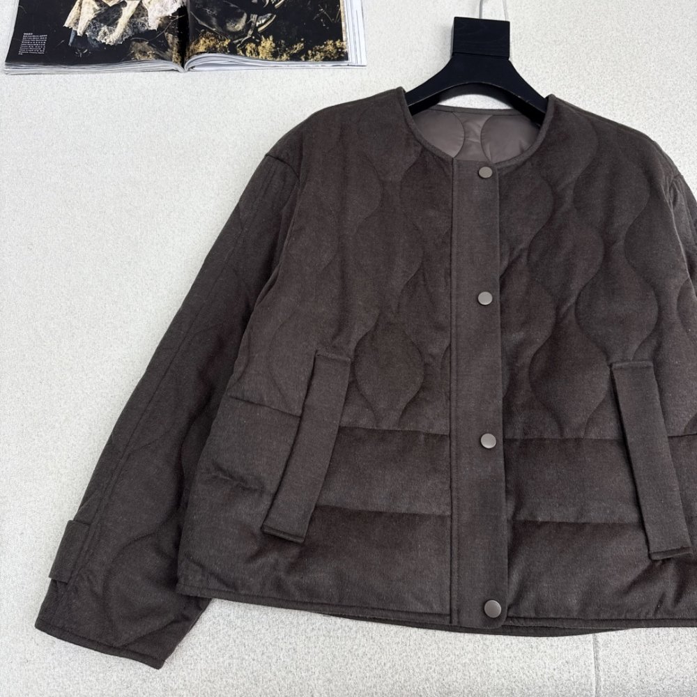 Короткий кашемировый пуховик с круглым вырезом фото 4