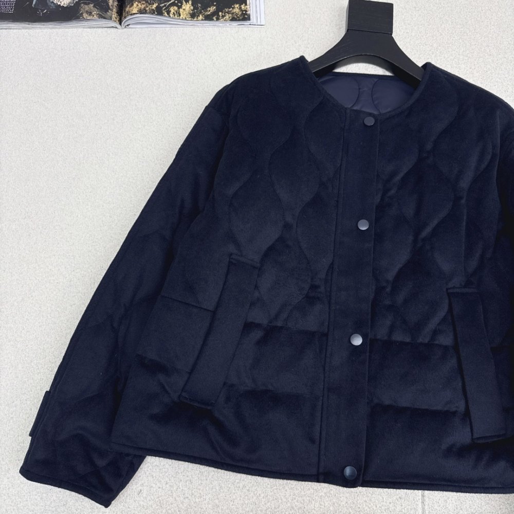 Короткий кашемировый пуховик с круглым вырезом фото 4