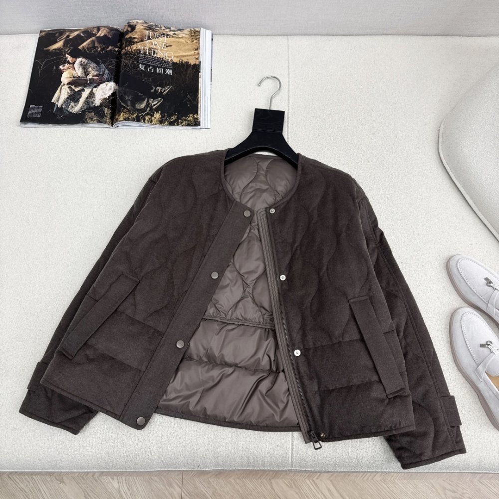 Короткий кашемировый пуховик с круглым вырезом фото 5