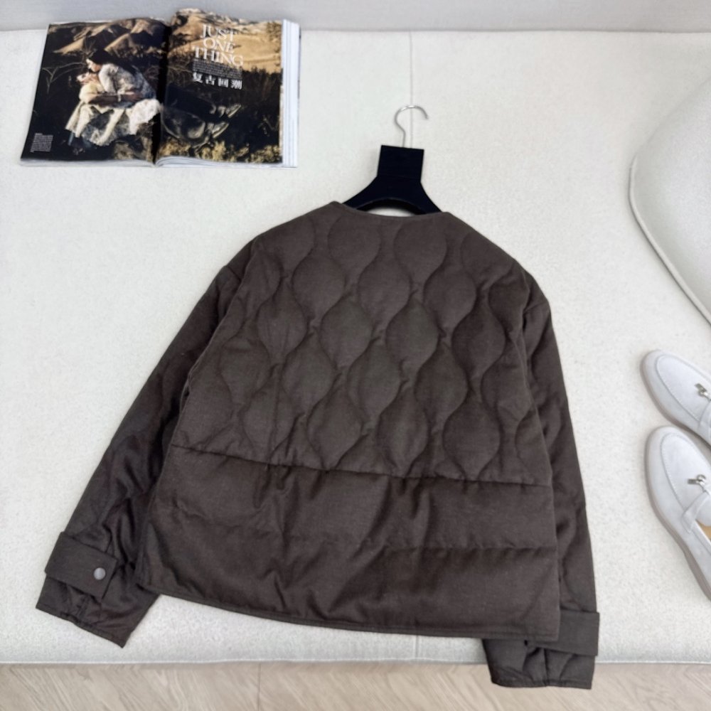 Короткий кашемировый пуховик с круглым вырезом фото 6