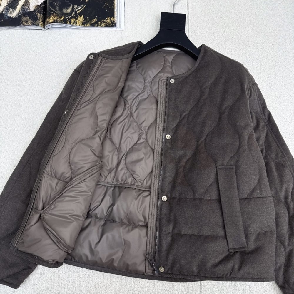 Короткий кашемировый пуховик с круглым вырезом фото 7