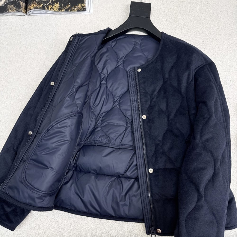 Короткий кашемировый пуховик с круглым вырезом фото 7