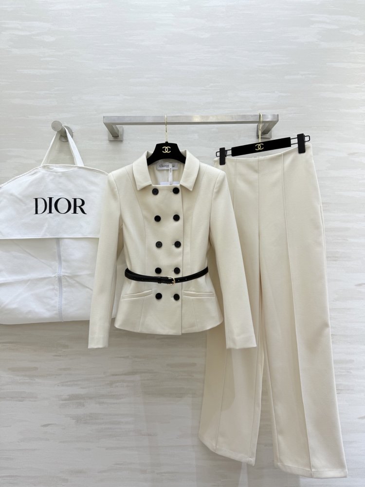 Costume white trousers female